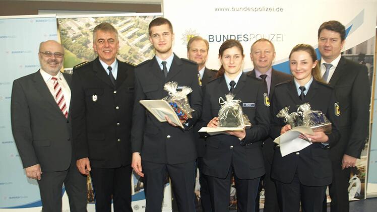 Mit tollen Ergebnissen schlossen Polizeianwärter/innen im mittleren Dienst ihre Ausbildung ab. Auf unserem Foto die Besten Benedikt Wiegmann 3.v.l.), Alexandra Müller (5.v.l.) und Miriam Weidauer (7.v.l.) mit (v. l.) Bürgermeister Franz Kuhn, Polizeidirektor Michael Jäger, Polizeioberrat Ralf Wiegand, Landrat Thomas Bold und MdL Sandro Kirchner.  Foto: Stefan Geiger