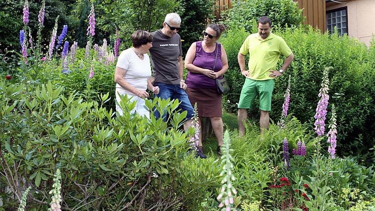 Die Hobbygärtnerin Krista Tenberken (links) erklärte den Besuchern ihre Gartenanlage. Foto: Michael Wunder
