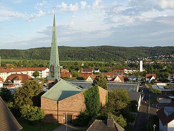 Direkt rechts an der evangelischen Kirche soll das Gemeindehaus entstehen. Foto: Arkadius Guzy