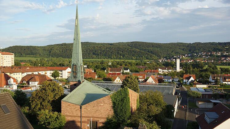 Direkt rechts an der evangelischen Kirche soll das Gemeindehaus entstehen. Foto: Arkadius Guzy