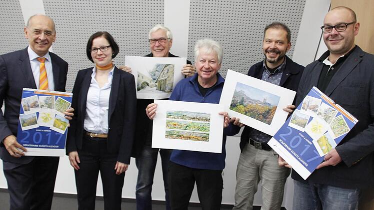 Das Glück, einen Kalender zu präsentieren, genießen: Gregor Scheller (Vorstandsvorsitzender der Volksbank Forchheim), Marketingleiterin Anna-Lena Wolff, die Künstler Volker Hahn, Harald Hubl und Kurt Neubauer sowie der Drucker Frank Streit (von links).  Foto: Ekkehard Roepert