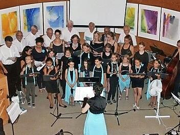 Die Sängerinnen und Sänger der Fidelia traten gemeinsam mit dem Chornachwuchs Felicitas Fidelis in Röttenbach auf. Foto: privat
