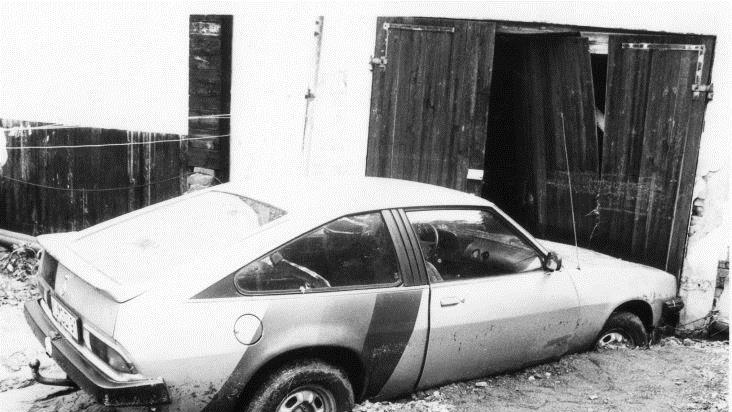 Die Wassermassen rissen in der Grundmühle einen Personenwagen mit. Er landete am ehemaligen Werkstor der Familie Gustav Schmeißner. Foto: Bruno Preißinger