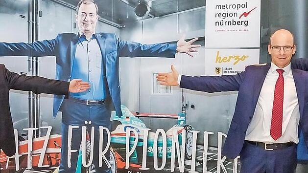 Klaus W&uuml;bbenhorst (Wirtschaftsvorsitzender Metropolregion), Sebastian Wielgos, Tim Hosenfeldt (Schaeffler) und B&uuml;rgermeister German Hacker freuen sich &uuml;ber das "Platz f&uuml;r Pioniere"-Motiv.  Foto: Schaeffler