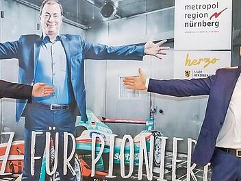 Klaus Wübbenhorst (Wirtschaftsvorsitzender Metropolregion), Sebastian Wielgos, Tim Hosenfeldt (Schaeffler) und Bürgermeister German Hacker freuen sich über das "Platz für Pioniere"-Motiv.  Foto: Schaeffler
