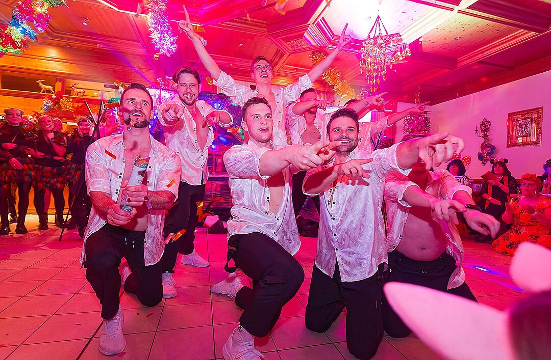 Drei Männerballetts, Musik von DJ Asti und vieles mehr gab es beim Weiberfasching!