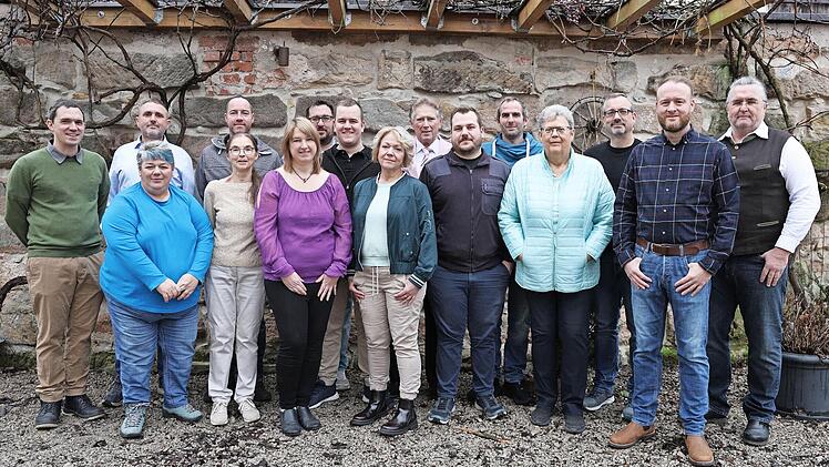 Dies sind die Kandidaten des &Uuml;WB Dormitz (hinten v. l.): Robert Polster, Martin F&auml;rber, Manuel Mirsberger, Markus Welte, Maximilian Menge, Erich Mirsberger, Johannes Singer, Markus M&uuml;ller, Alexander Singer; (vorne v. l.) Elke M&uuml;ller, Christa Detze...