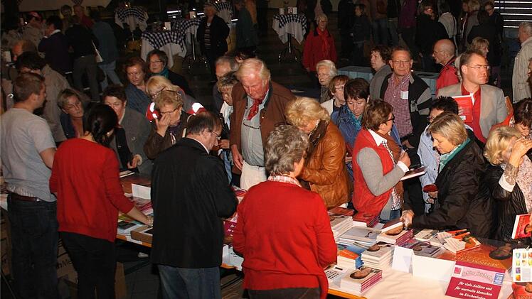 Dicht gedrängt stehen die Besucher der Veranstaltung in der Eventhalle Strohofer um den Büchertisch.  Fotos: G. Bauer