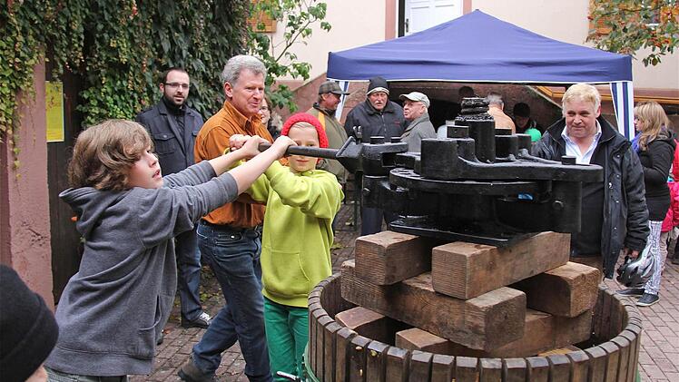 Handarbeit: Felix (links) und Noah setzen die Presse in Gang. Das erfordert viel Kraft.  Fotos: Gerd Schaar