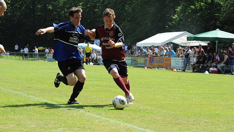 Szene aus dem Spiel des FC Reichenbach (in blau) gegen den FC Geesdorf. Foto: Hopf