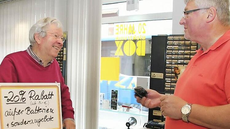 Die Beratung an der Ladentheke ist bald Vergangenheit: Jürgen Rauh (links), der Inhaber der "Elektronik Box" in der Unteren Königstraße, geht in Ruhestand. Da kein Nachfolger gefunden wurde, war es das mit dem Fachgeschäft. Hier bedient Rauh Kunde Manfred Weidner.  Foto: S. Martin