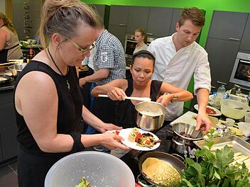 Kerstin Weber und Sharon Brach richten Crêpes im Sushi-Stil an. Koch Marcus Schulz ist beeindruckt von so viel Kreativität. Foto: Ronald Rinklef