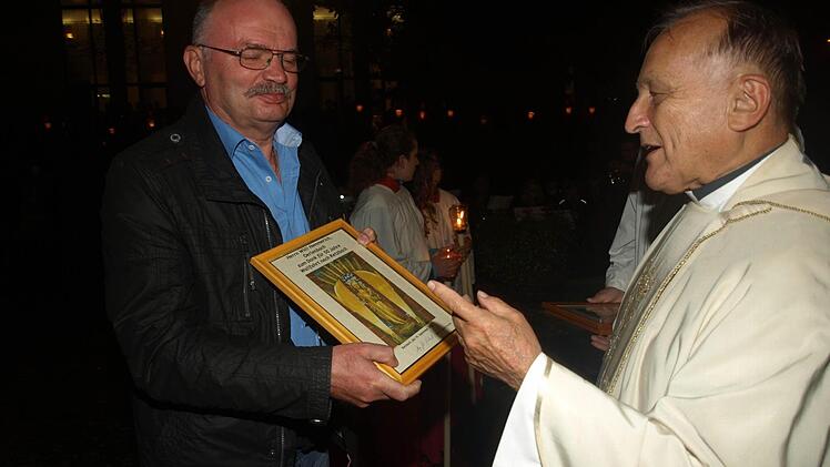 Für die 50. Teilnahme erhielt Willi Hemmerich ein Ehrenbild. Foto: Stefan Geiger