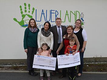 Bei der Scheckübergabe (von links) Romana Müller, Martina Bartenstein, Bürgermeister Matthias Klement, Ursula Lobers und Alexandra Blümlein mit Kita-Kindern  Foto: Annette Warmutgh