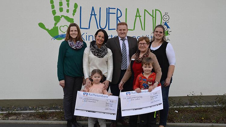 Bei der Scheckübergabe (von links) Romana Müller, Martina Bartenstein, Bürgermeister Matthias Klement, Ursula Lobers und Alexandra Blümlein mit Kita-Kindern  Foto: Annette Warmutgh