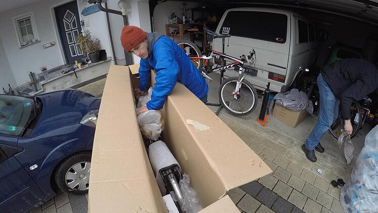 Fachgerecht verpackt gehen die Fahrräder für die "Coast2Coast" Tour auf die Reise nach San Francisco.