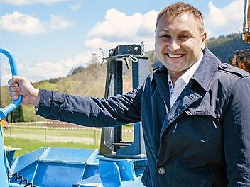 Jürgen Baumgärtner beim Spatenstich für die Ortsumgehung Zeyern. Ein Projekt, das ihm besonders am Herzen liegt. Foto: Veronika Schadeck