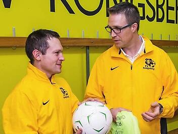Trainer Christoph Grimmer (rechts) und sein Assistent Johannes Barfu&szlig; (links) f&uuml;hrten den TV K&ouml;nigsberg zum lang ersehnten Aufstieg in die Kreisliga.  Foto: Ren&eacute; Ruprecht