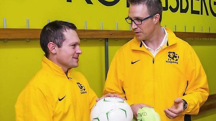 Trainer Christoph Grimmer (rechts) und sein Assistent Johannes Barfu&szlig; (links) f&uuml;hrten den TV K&ouml;nigsberg zum lang ersehnten Aufstieg in die Kreisliga.  Foto: Ren&eacute; Ruprecht