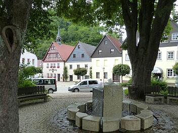 Manche Wirsberger wünschen sich ein Parkverbot am Marktplatz, derr Bürgermeister ist strikt dagegen. Foto: Werner Reißaus
