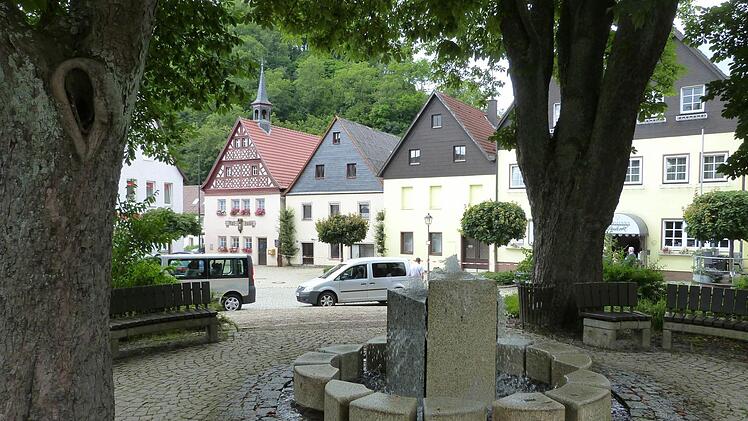 Manche Wirsberger wünschen sich ein Parkverbot am Marktplatz, derr Bürgermeister ist strikt dagegen. Foto: Werner Reißaus