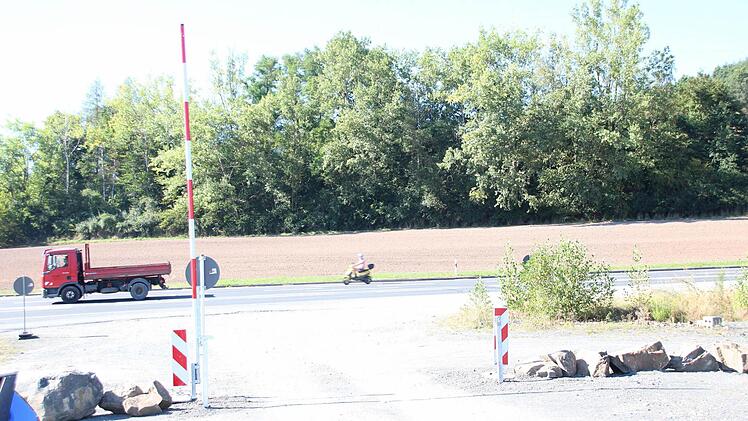 Der Zwischenlagerplatz bei Johannisthal ist mit einer Schranke gesichert, damit keine Laster dort parken und die Abladearbeiten behindern können.  Foto: Friedwald Schedel