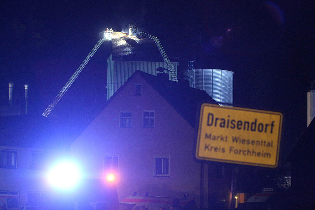 Großeinsatz in Draisendorf: Brand und Verpuffung bei Mühle – großer Schaden