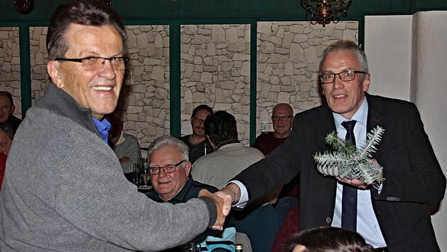 Einen ersten vierj&auml;hrigen S&auml;mling der "Ermersh&auml;user Tanne" &uuml;berreichte B&uuml;rgermeister G&uuml;nter Pfeiffer (rechts) an seinen Vorg&auml;nger, Werner D&ouml;hler.Helmut Will