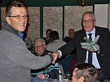 Einen ersten vierjährigen Sämling der "Ermershäuser Tanne" überreichte Bürgermeister Günter Pfeiffer (rechts) an seinen Vorgänger, Werner Döhler.Helmut Will
