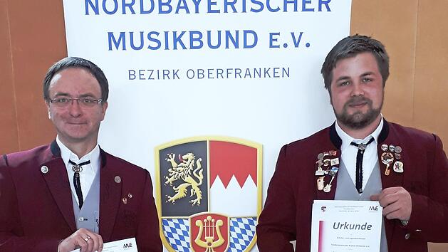 Die Dirigenten Wolfgang Riedel (links) und Johannes Piontek präsentieren die Urkunden. Foto: privat