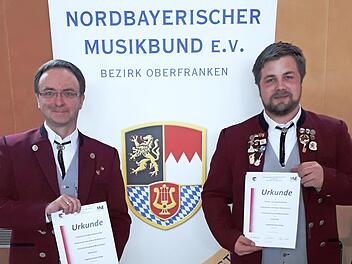 Die Dirigenten Wolfgang Riedel (links) und Johannes Piontek pr&auml;sentieren die Urkunden. Foto: privat