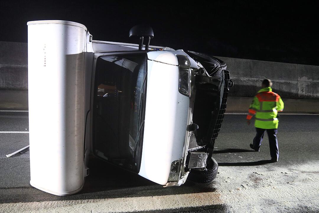 Vollbesetztes Wohnmobil kippt auf die Seite