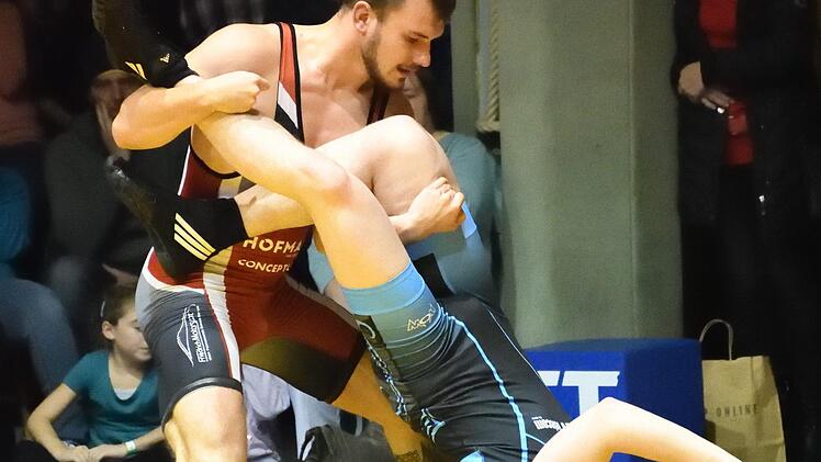 Der Lichtenfelser Johannes Lurz scheint hier seinen Hofer Gegner Paul Schmidtke ungespitzt in den Boden zu rammen. Ob sich die Kelheimer am Samstag ebenfalls so behandeln lassen, bleibt abzuwarten. Foto: Czepera