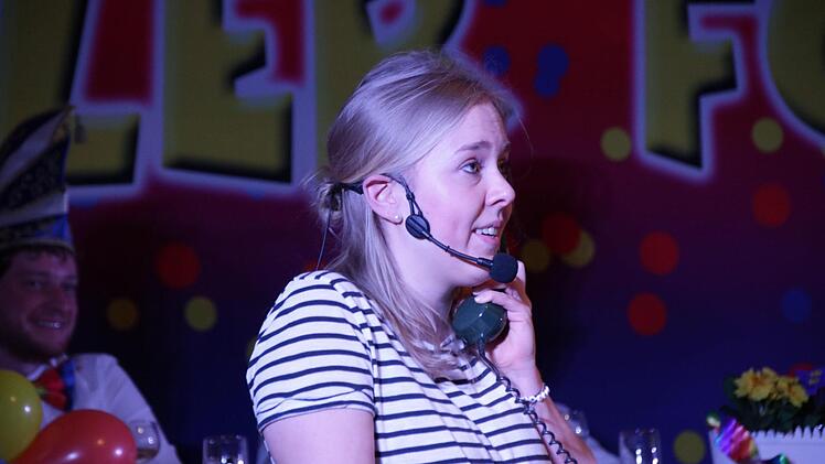 Constanze Halbig am Telefon. Foto: Ralf Ruppert