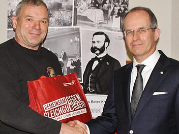 Kreisvorsitzender Dr. Alexander Siebel dankt Horst Manger, der schon 200-mal Blut gespendet hat.