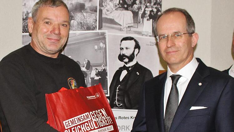 Kreisvorsitzender Dr. Alexander Siebel dankt Horst Manger, der schon 200-mal Blut gespendet hat.