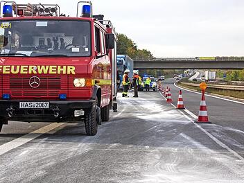 Gestern h&auml;tte man auf der A&nbsp;70 denken k&ouml;nnen, dass schon der erste Schnee gefallen sei. Bei der wei&szlig;en Substanz handelte es sich jedoch nicht um Schnee, sondern um Mehl, das sich bei einem Verkehrsunfall zwischen zwei Lastwagen &uuml;ber die Fahrbahn verstreut hatte. Foto: Feuerwehr Schonungen