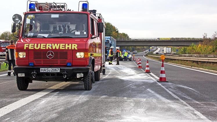 Gestern h&auml;tte man auf der A&nbsp;70 denken k&ouml;nnen, dass schon der erste Schnee gefallen sei. Bei der wei&szlig;en Substanz handelte es sich jedoch nicht um Schnee, sondern um Mehl, das sich bei einem Verkehrsunfall zwischen zwei Lastwagen &uuml;ber die Fahrbahn verstreut hatte. Foto: Feuerwehr Schonungen