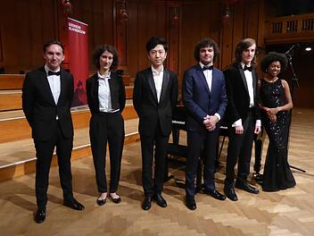 Sie traten an zum Kissinger KlavierOlymp 2020 (von links): Sergey Tanin, der Gewinner des Wettbewerbs, Nathalie Milstein, Ziyu Liu, Martin García García, Yoav Levanon und Isata Kanneh-Mason. Foto: Gerhild Ahnert
