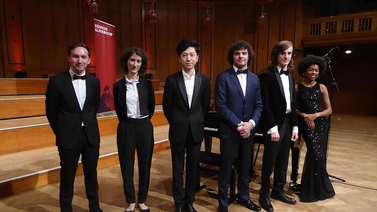 Sie traten an zum Kissinger KlavierOlymp 2020 (von links): Sergey Tanin, der Gewinner des Wettbewerbs, Nathalie Milstein, Ziyu Liu, Martin García García, Yoav Levanon und Isata Kanneh-Mason. Foto: Gerhild Ahnert