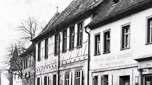 Die einstige Knabenschule in der Hauptstra&szlig;e (heute Arztpraxis Dr. Stengel) war 1946 von US-Offizieren belegt worden. Unser Foto von 1910 zeigt rechts daneben die Spezereihandlung von Heinrich Wei&szlig;, bekannt als "Land des L&auml;chelns".