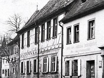Die einstige Knabenschule in der Hauptstraße (heute Arztpraxis Dr. Stengel) war 1946 von US-Offizieren belegt worden. Unser Foto von 1910 zeigt rechts daneben die Spezereihandlung von Heinrich Weiß, bekannt als "Land des Lächelns".