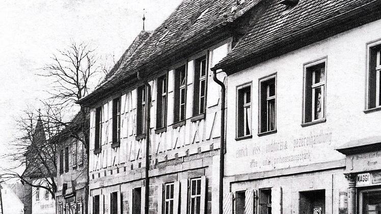 Die einstige Knabenschule in der Hauptstraße (heute Arztpraxis Dr. Stengel) war 1946 von US-Offizieren belegt worden. Unser Foto von 1910 zeigt rechts daneben die Spezereihandlung von Heinrich Weiß, bekannt als "Land des Lächelns".