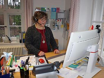 Die Schulleiterin der Bischofsheimer Hauswirtschaftsschule, Christina  Weber-Hoch, unterrichtet aus ihrem Büro heraus per Webcam. Foto: Marion  Eckert