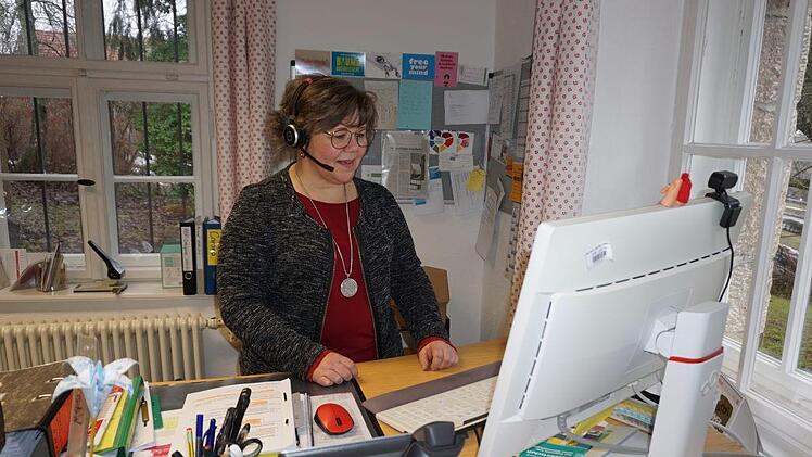Die Schulleiterin der Bischofsheimer Hauswirtschaftsschule, Christina  Weber-Hoch, unterrichtet aus ihrem Büro heraus per Webcam. Foto: Marion  Eckert