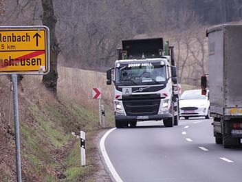 Die B 286 zwischen Arnshausen und Oerlenbach wird in einigen Jahren nicht mehr gebraucht. Die Trasse soll nach den Plänen des Bauamts als Radweg genutzt werden. Die Brummis rollen dann über die B 286 neu. Foto: Benedikt Borst