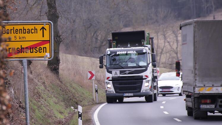 Die B 286 zwischen Arnshausen und Oerlenbach wird in einigen Jahren nicht mehr gebraucht. Die Trasse soll nach den Plänen des Bauamts als Radweg genutzt werden. Die Brummis rollen dann über die B 286 neu. Foto: Benedikt Borst