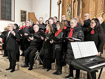 Der Folklorechor Nüdlingen-Bad Kissingen beim Konzert in der Pfarrkirche