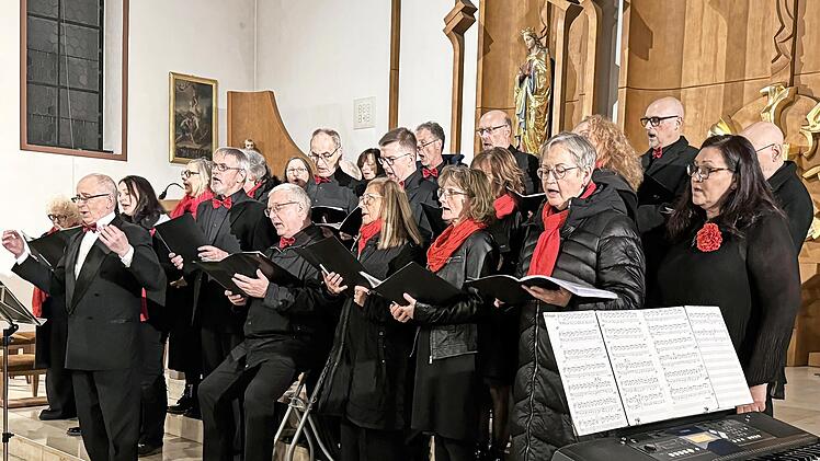 Der Folklorechor Nüdlingen-Bad Kissingen beim Konzert in der Pfarrkirche