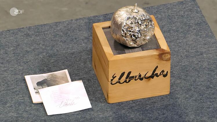 Ein versilberter Granatapfel aus Bronze von Amine Elbacha, einem Maler und Bildhauer aus Beirut, Libanon, stammte laut Expertin Werner aus den 1970er-Jahren. F&uuml;r das limitierte Objekt (993/1999) samt Originalverpackung und Zertifikat w&uuml;nschte sich der Verk&auml;ufer 600 Euro. Gesch&auml;tzt wurden 500 Euro und von Benjamin Leo Leo 420 Euro gezahlt.